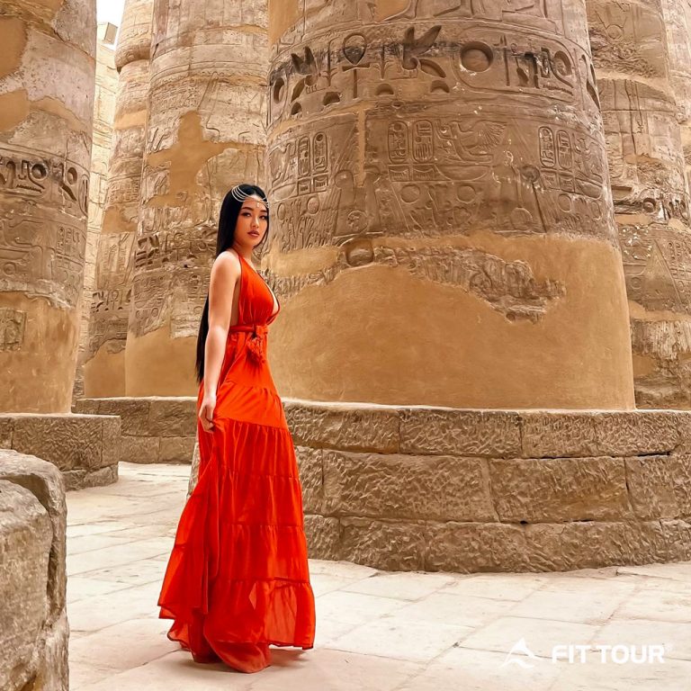 Travel Master Phạm Hương giữa các cột đá trong di tích đền thờ cổ đại Ai Cập