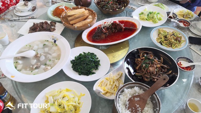 Thưởng thức ẩm thực đặc trưng của đoàn khách đi Tour Trung Quốc