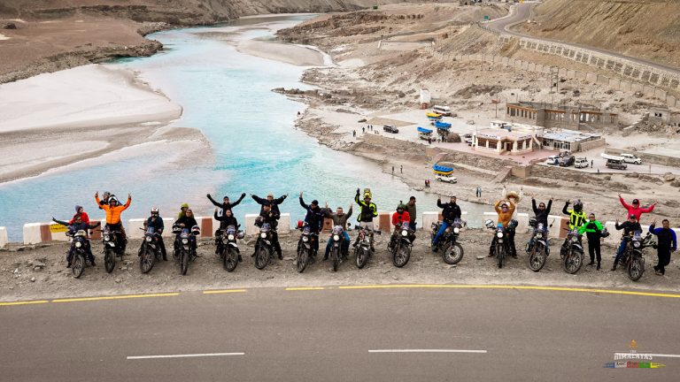 Đoàn Rider Việt ở Ladakh dừng chân chụp hình dưới khung cảnh ấn tượng
