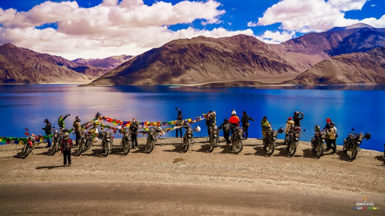 Đoàn tour xe máy Ladakh dừng lại ven hồ ngắm cảnh