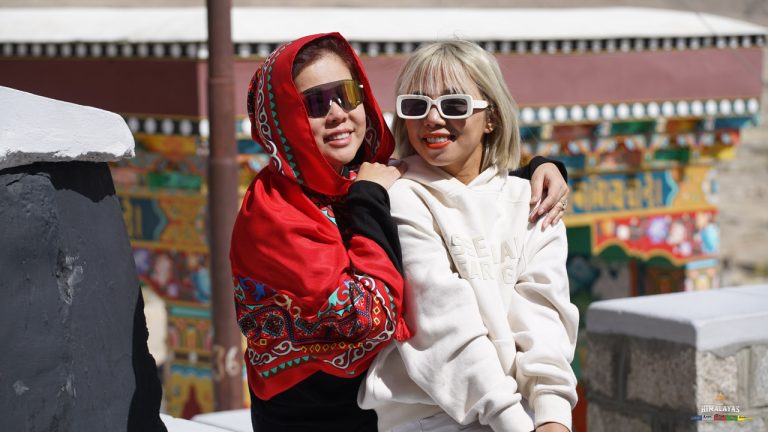 Hai nữ du khách tham gia hành trình Ladakh Motor Adventure cùng Fit Tour