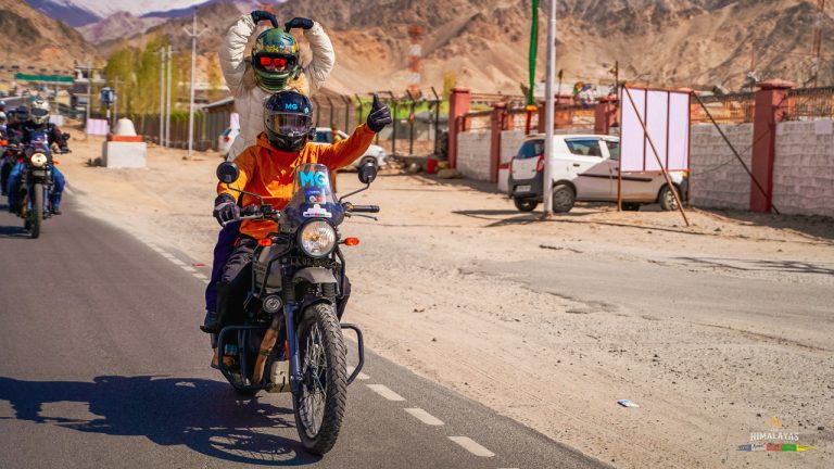 Nữ du khách cùng rider tham gia buổi test xe xuất phát từ Leh Ladakh