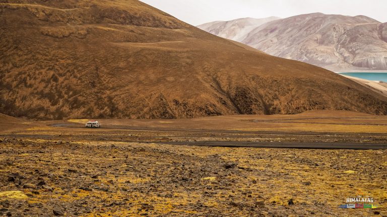 Xe hậu cần đoàn Motor Ladakh đậu ở trên đường dưới một ngọn núi