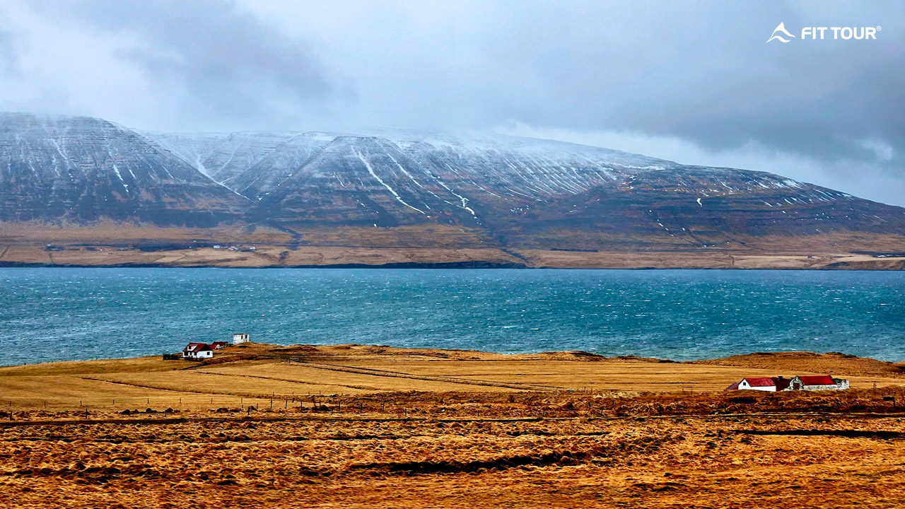 Vịnh hẹp Hvalfjordur bên núi Akrafjall
