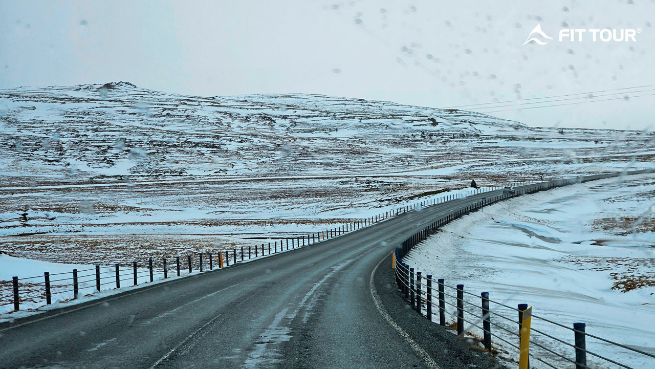 Chuyến xe Iceland trên con đường phủ đầy tuyết