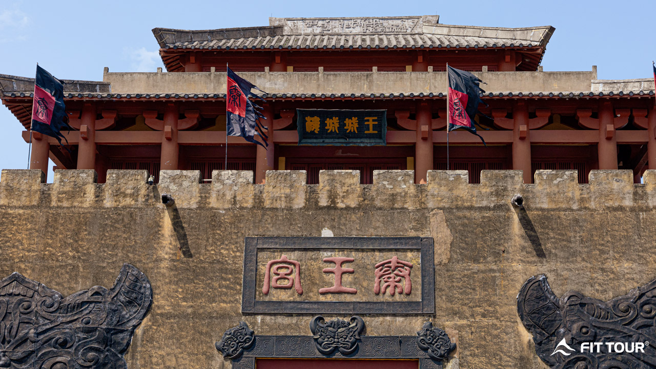 Cổng tường của Tầng Cung tại phim trường Hoành Điếm