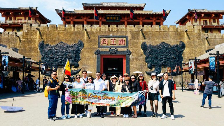 Đoàn khách check in phim trường Hoành Điếm trong chuyến Company Trip Trung Quốc