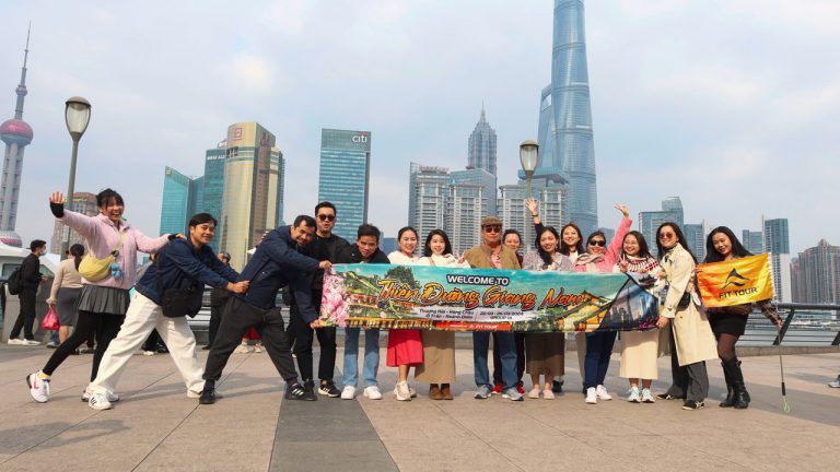 Đoàn khách Company Trip Trung Quốc check in Thượng Hải