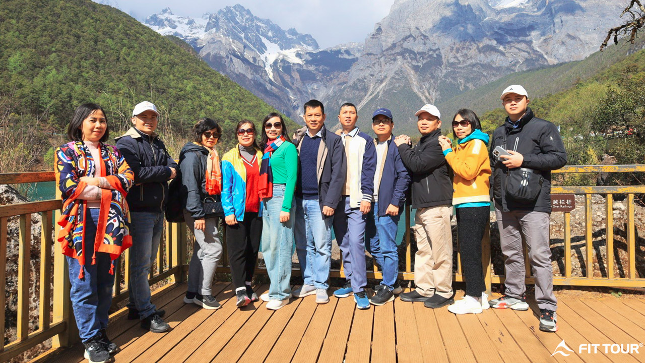 Đoàn khách Fit Tour đến Lam Nguyệt Cốc