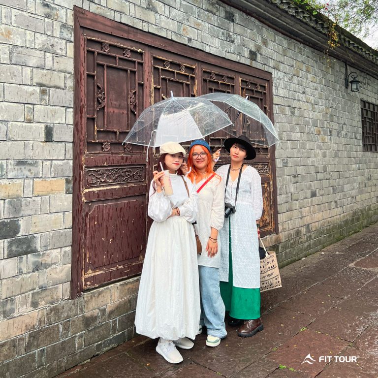 Du khách chụp ảnh trong chuyến Company Trip Trung Quốc vùng Tương Tây
