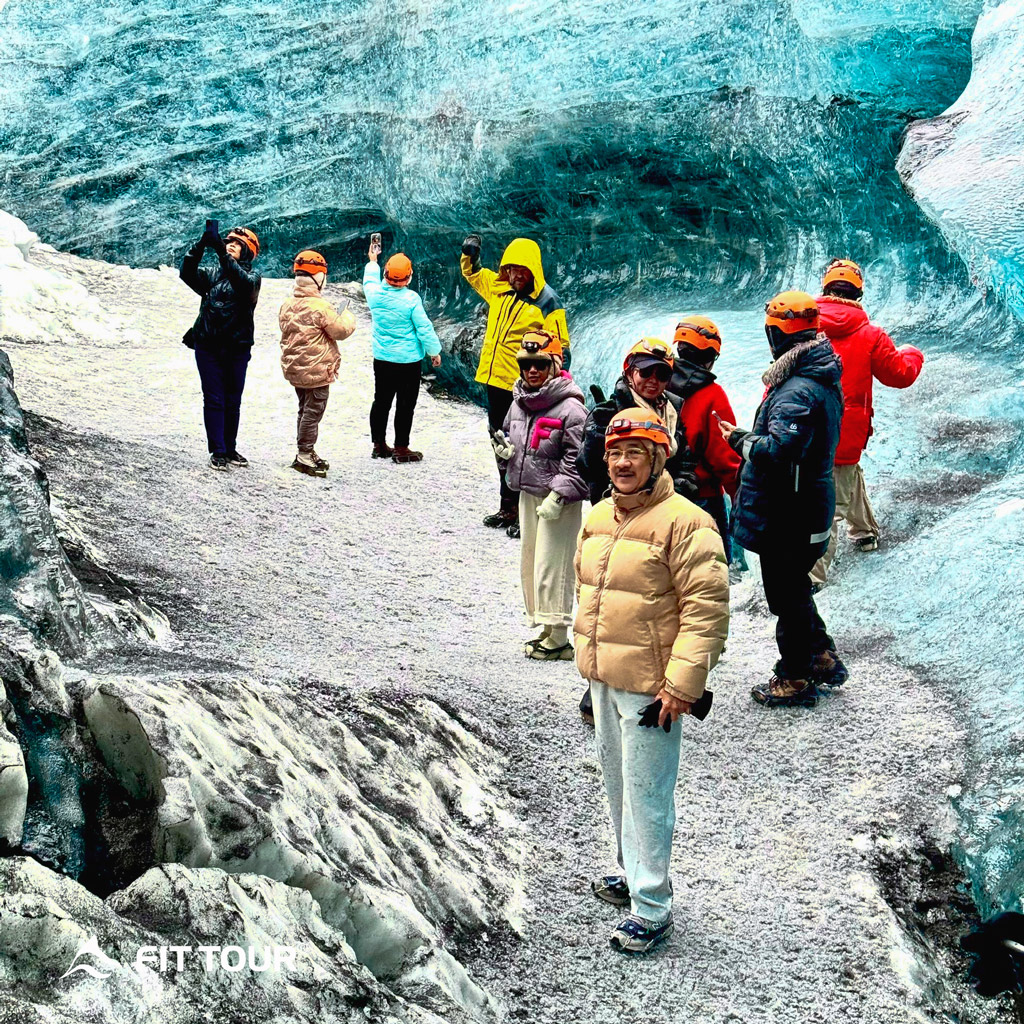 Du khách Fit Tour khám phá động băng vùng Vatnajokull ở Iceland