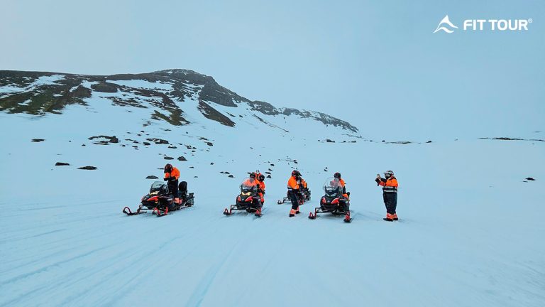 Du khách Fit Tour trải nghiệm láy Snowmobile trượt tuyết ở Iceland