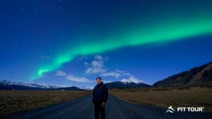 Nam du khách chụp ảnh cùng Bắc cực quang Iceland