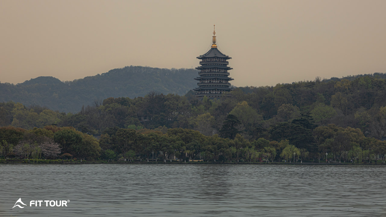 Tháp chùa Lôi Phong bên Tây Hồ
