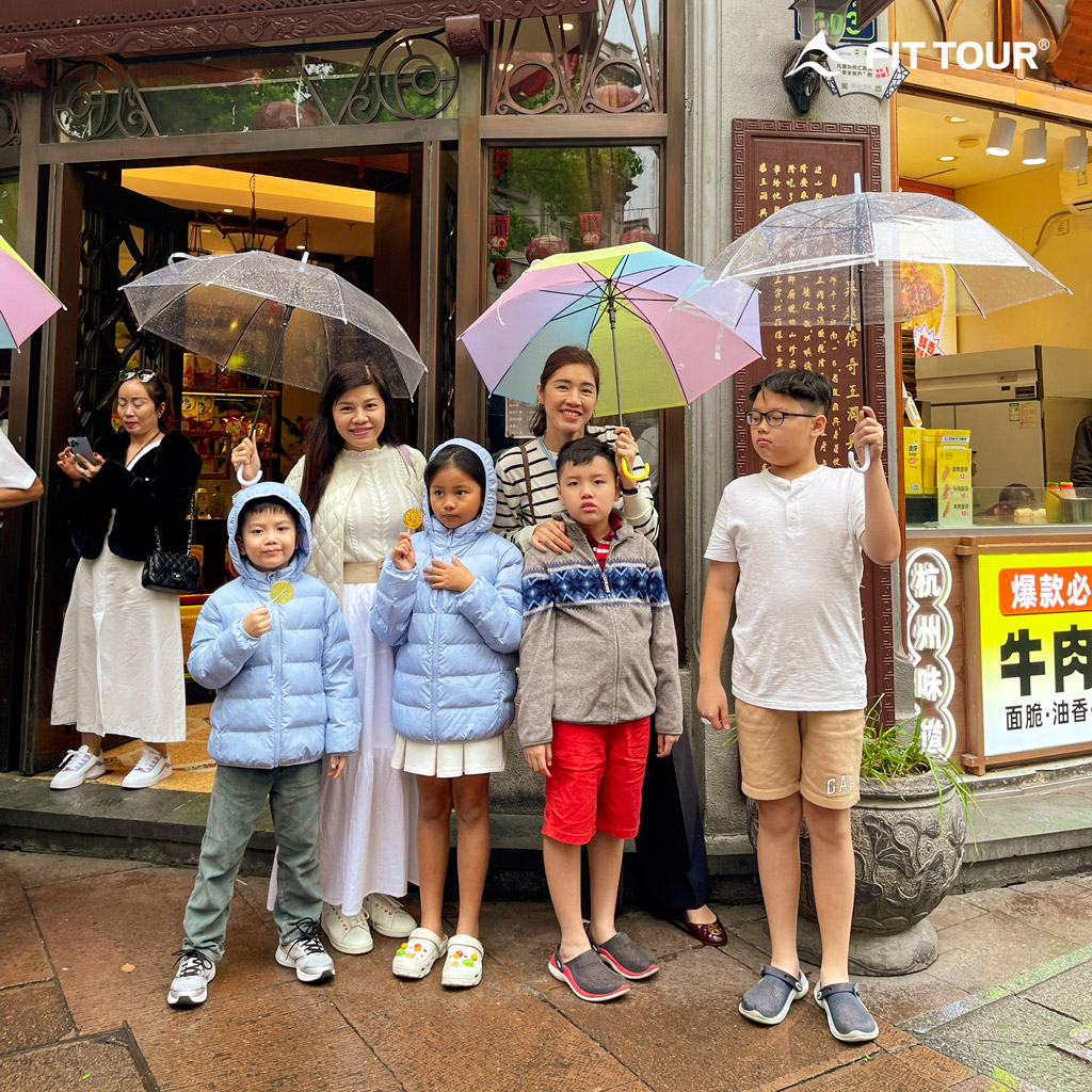 Mọi người dừng chân trước một địa điểm nổi tiếng ở Bến Thượng Hải