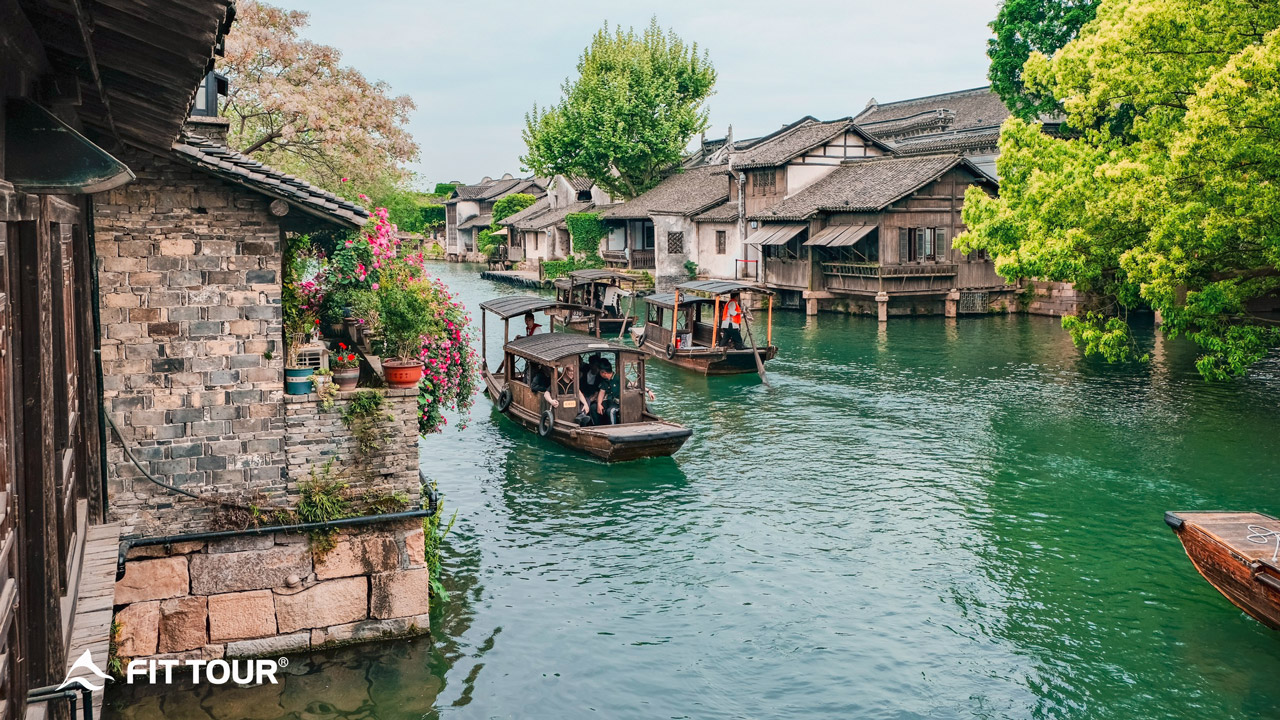 Những ngôi nhà cổ ven sông làm du khách thích thú khi dạo quanh bằng thuyền ở Ô Trấn