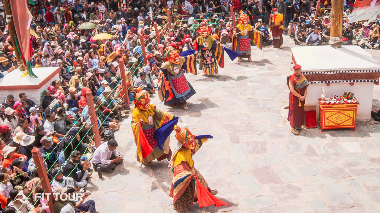 Diễu hành trong lễ hội với những trang phục mặt nạ đầy màu sắc, thể hiện sự đa dạng văn hóa tại Hemis