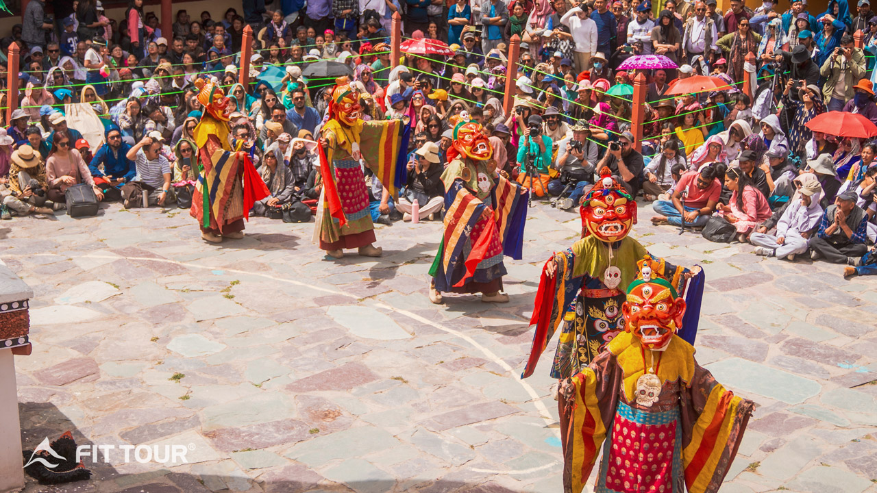 Biểu diễn văn hóa phong phú với các màn múa mặt nạ đầy màu sắc trong khuôn viên Tu Viện Hemis, thu hút khán giả từ khắp nơi