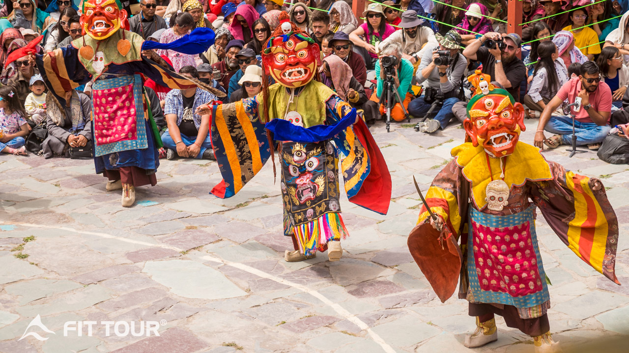 Những nghệ sĩ trong bộ trang phục mặt nạ truyền thống biểu diễn múa lễ tại Lễ hội Hemis, thu hút ánh nhìn của đám đông