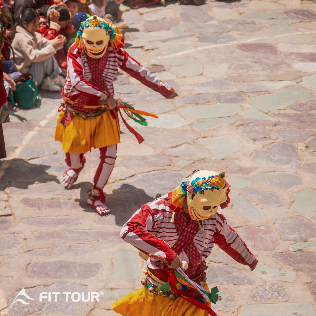 Những người múa trong trang phục rực rỡ và mặt nạ tinh xảo tại Lễ Hội Hemis, trình diễn nét văn hóa phong phú của Ladakh
