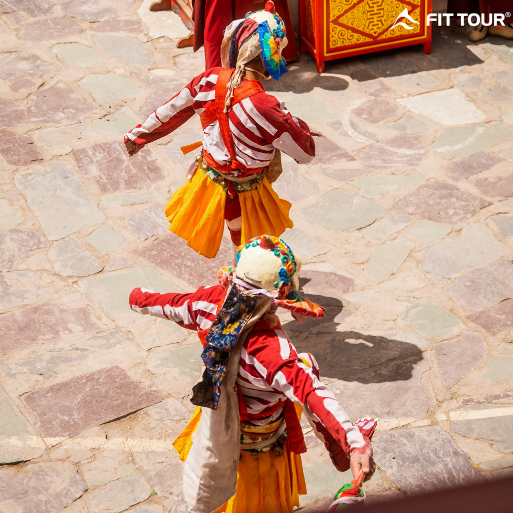 Người múa trong trang phục sặc sỡ thực hiện nghi lễ truyền thống tại Tu Viện Hemis trong lễ hội hàng năm