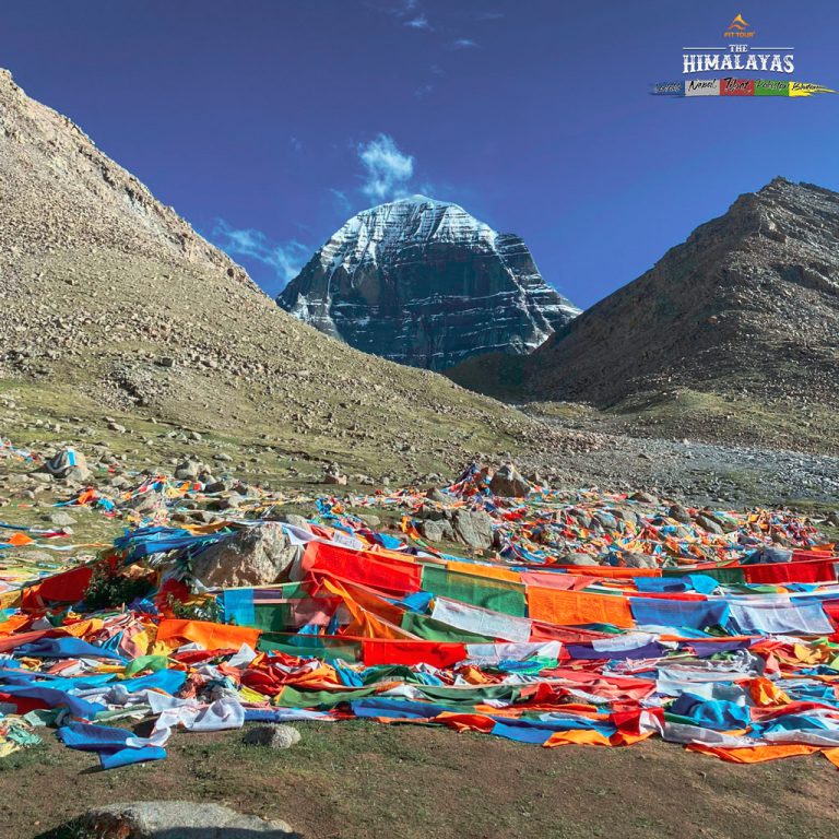 Đỉnh núi Kailash sừng sững khi nhìn từ xa
