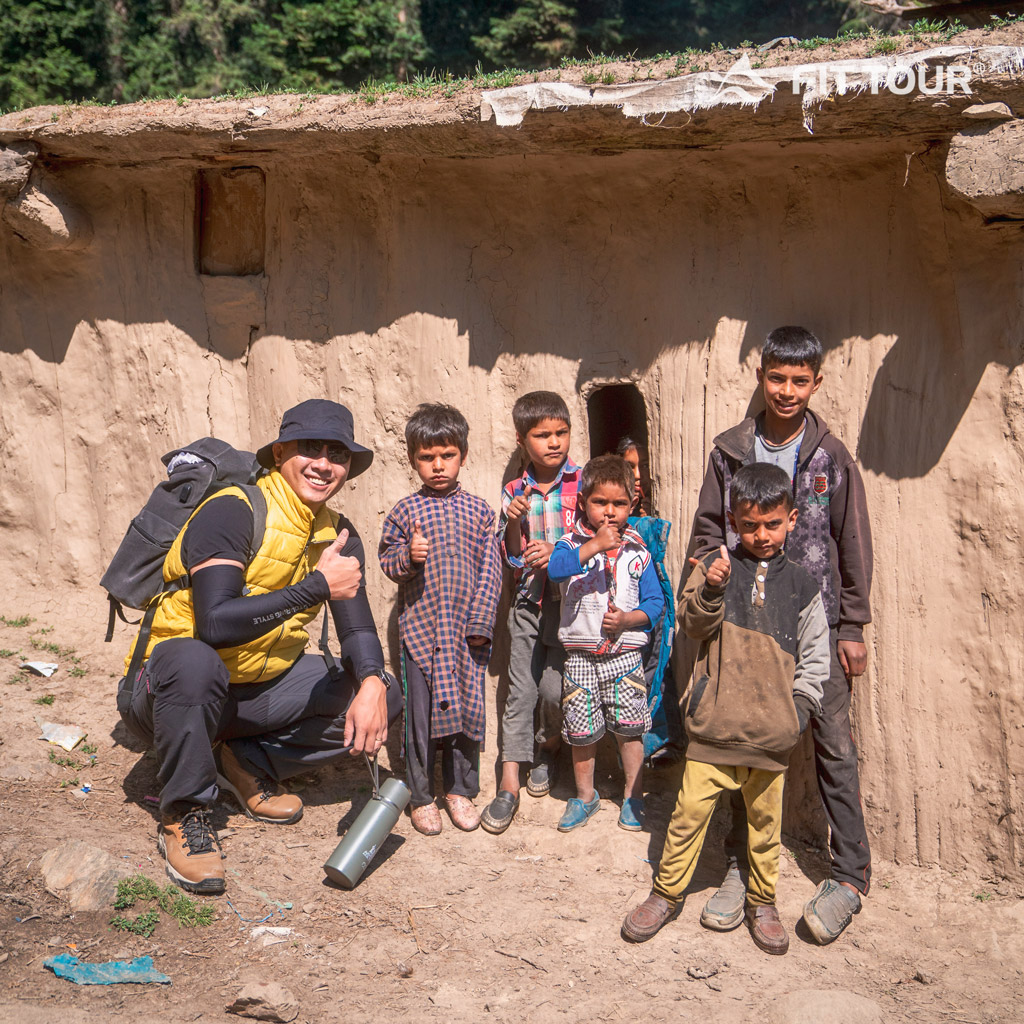 Du khách chụp ảnh cùng nơi ở của người dân bản địa vùng Kashmir