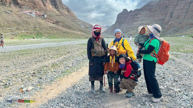 Du khách dừng chân chụp ảnh cùng các em nhỏ địa phương trên đường hành hương núi Kailash