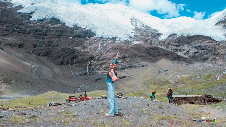 Du khách Tour du lịch Kailash tận hưởng sự tuyệt vời của sông băng Karola