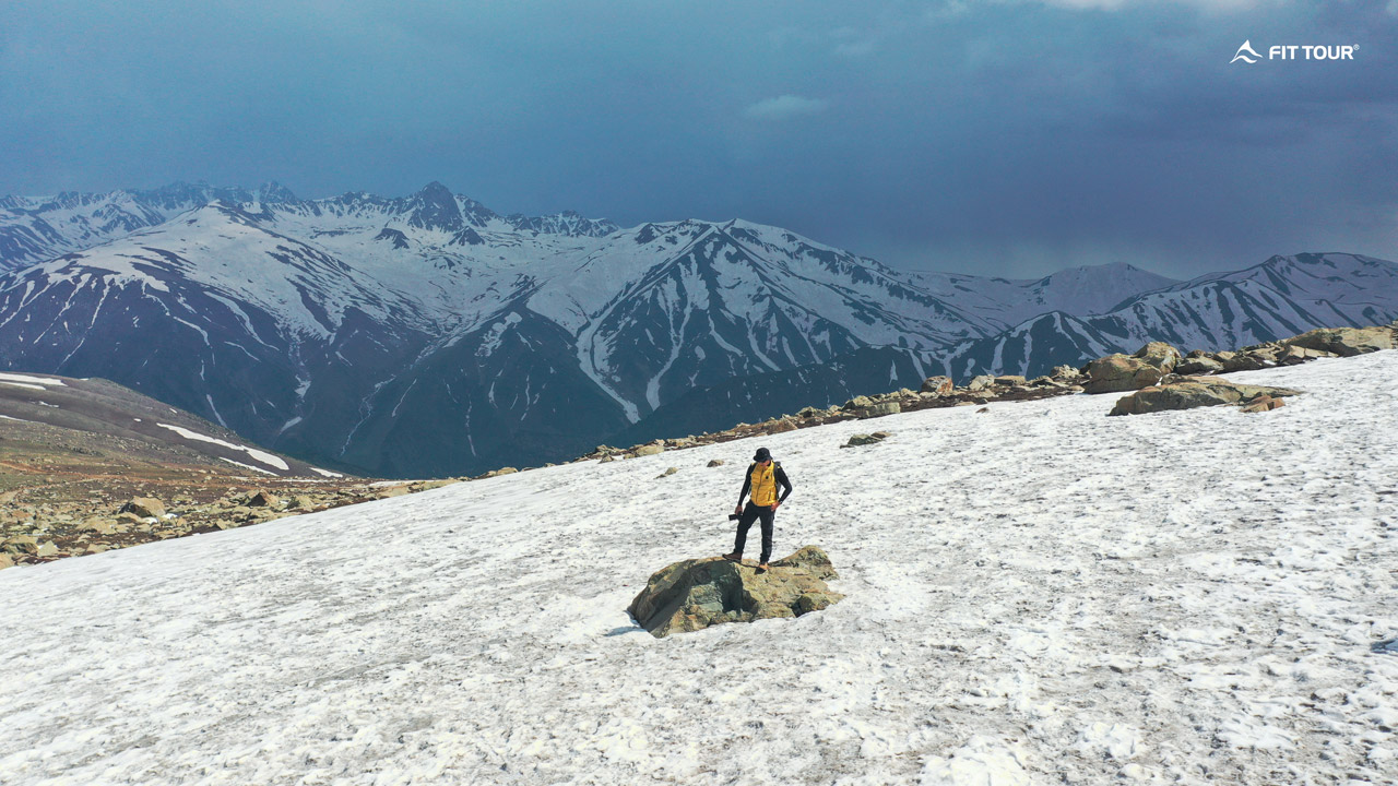 Khám phá vẻ đẹp hùng vĩ của Gulmarg qua hình ảnh người du khách đơn độc trên nền núi tuyết trắng