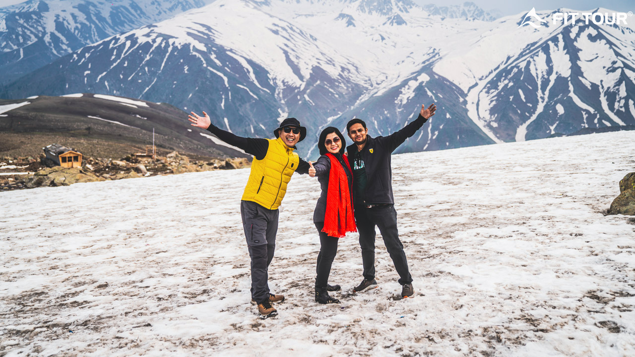 Niềm vui ngập tràn của ba khách du lịch tại Gulmarg, nơi tuyết trắng làm bối cảnh cho bức ảnh rạng rỡ