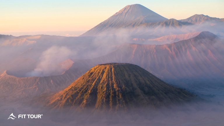 Bình minh tuyệt đẹp trên đỉnh núi lửa Bromo của Indonesia