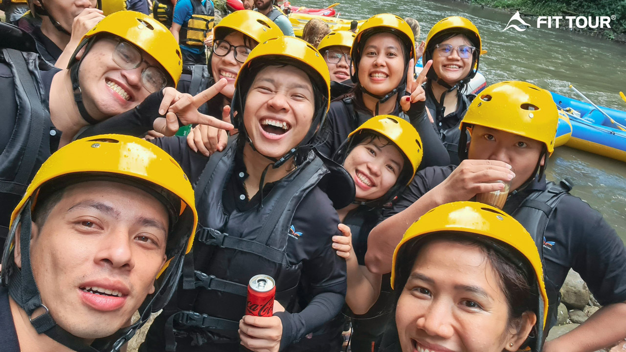 Mọi thành viên Company Trip Bali của team MIA đầy phấn khởi sau chuyến chèo thuyền White Rafting ở Bali