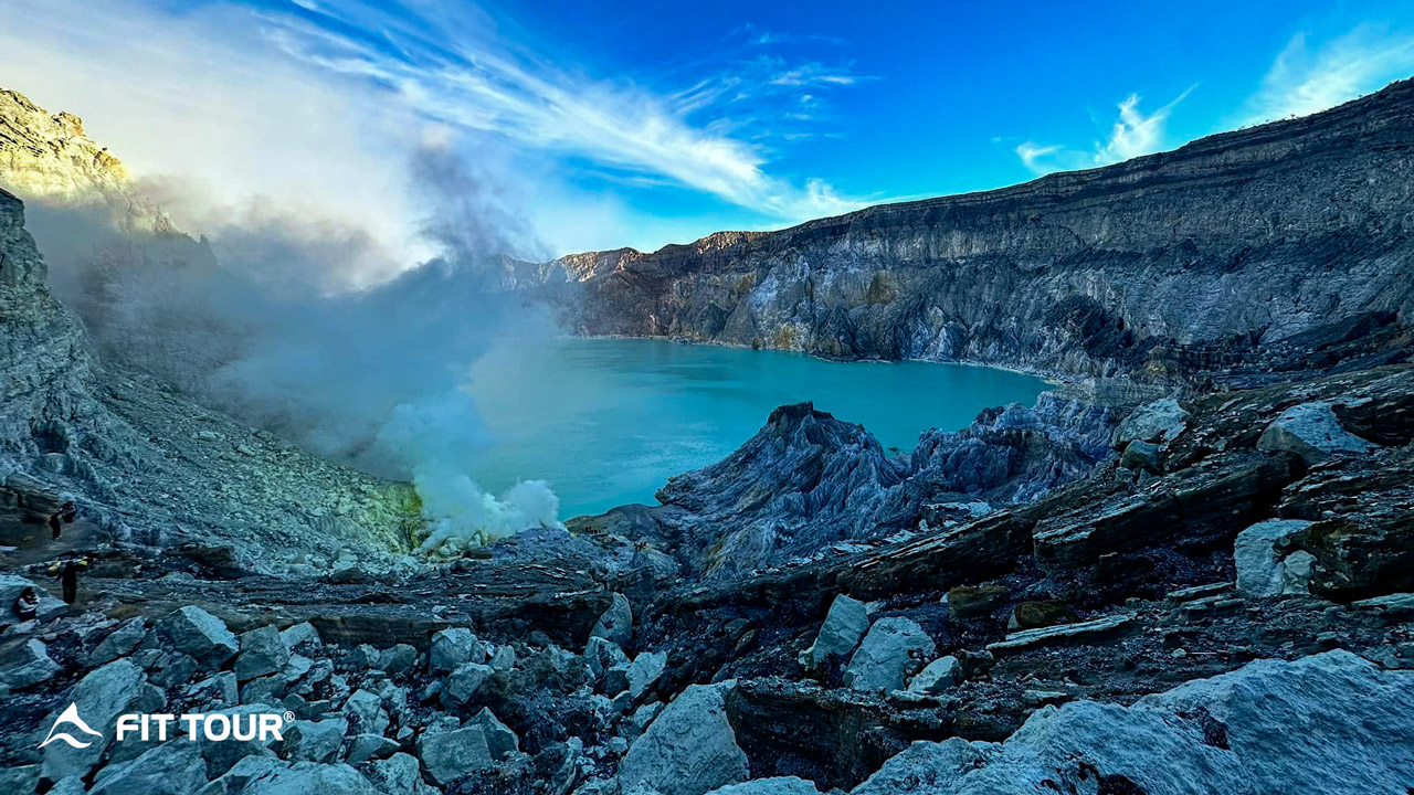 Cảnh quan trên đỉnh hồ núi lửa Kawah ljen ở Indonesia