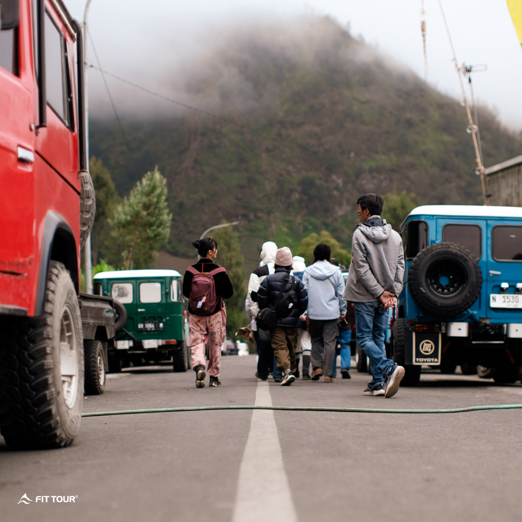 Đoạn đường hiking đi lên ngọn núi lửa Bromo sau khi xuống xe jeep