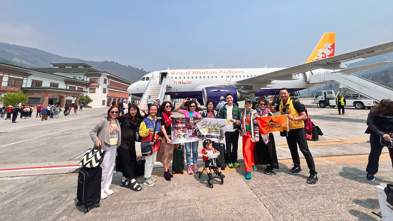 Du khách chụp ảnh khi đi đường bay mới cùng hãng hàng không Bhutan Airlines