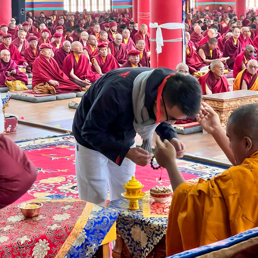 Du khách tham gia một nghi lễ tại tu viện Bhutan