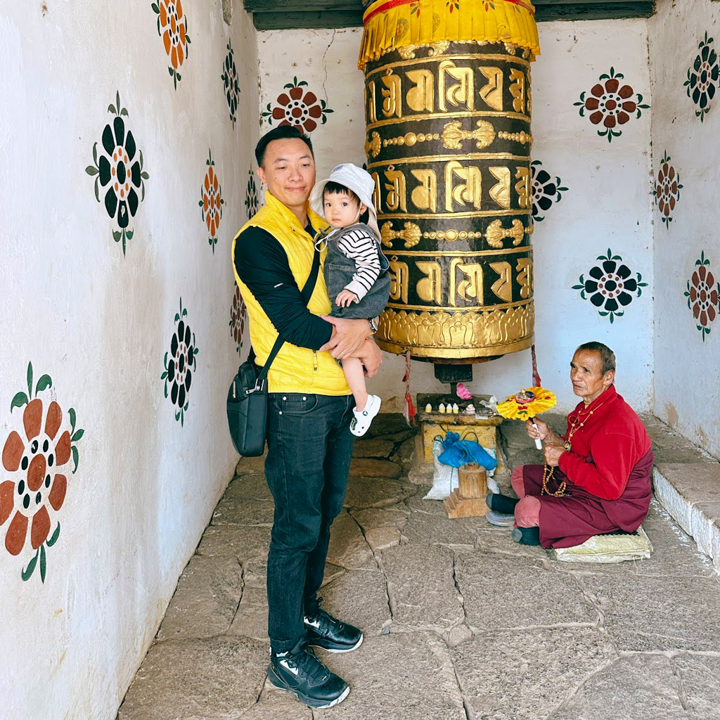 Max Vũ khám phá một tu viện ở Bhutan