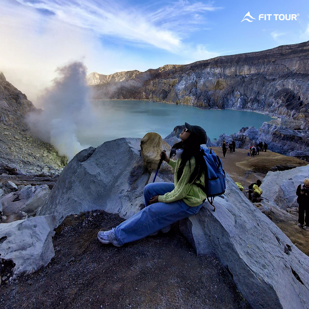 Nữ du khách ngắm bình minh hồ Kawah Ljen ở Indonesia