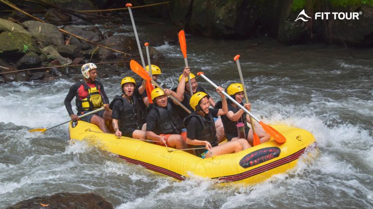 Team company trip MIA chèo thuyền vượt sông Ayung ở Bali