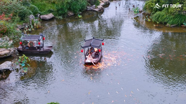 Khung cảnh thuyền truyền thống lướt trên mặt nước tĩnh lặng của Cát Tiên Thôn, tạo nên một trải nghiệm thư giãn và thơ mộng