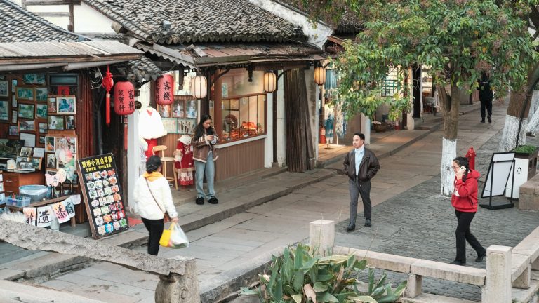Du khách dạo qua những dãy phố tấp nập cửa hàng ở Thị trấn cổ Châu Trang