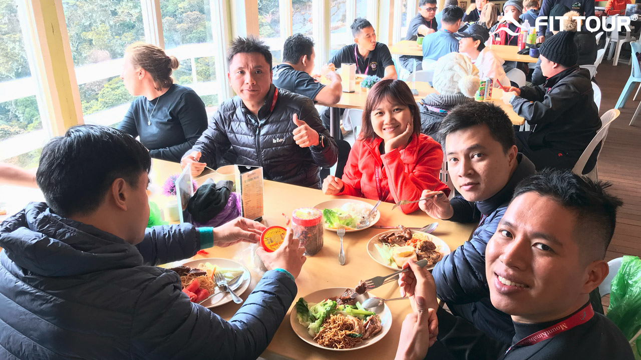 Du khách nạp năng lượng trước chặng leo núi Kinabalu