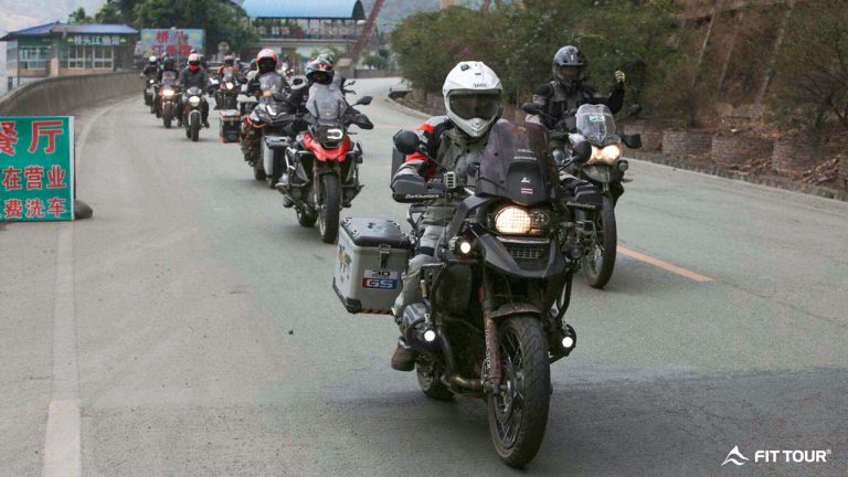 Nhóm biker caravan vượt qua cửa khẩu biên giới Trung Quốc trên những chiếc mô tô phân khối lớn