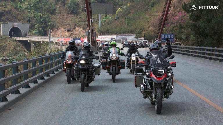 Nhóm biker caravan cùng nhau chạy qua cây cầu treo khổng lồ trên cung đường khám phá Trung Quốc