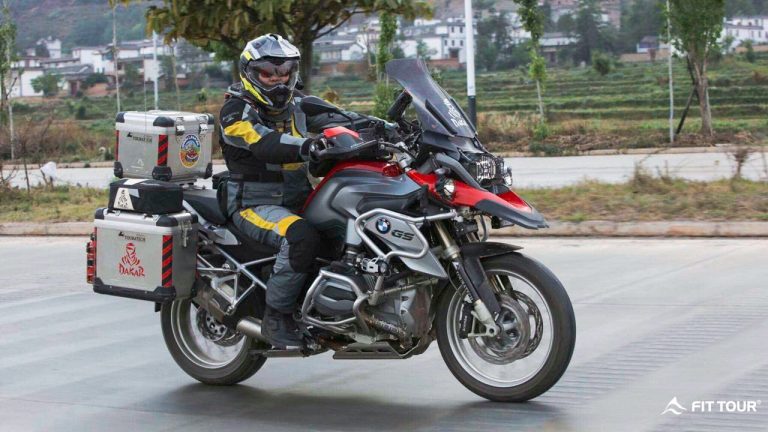 Một biker điều khiển xe mô tô BMW GS, trang bị đầy đủ thùng đồ và phụ kiện chuyên dụng cho hành trình dài