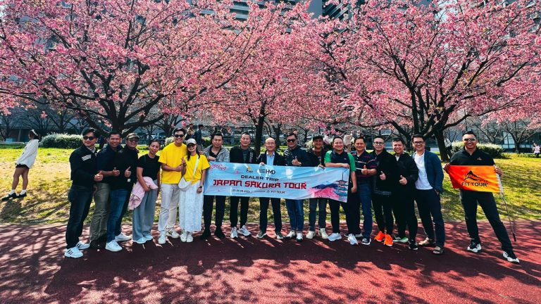 Đoàn Dealer Trip Nhật Bản chụp ảnh check-in dưới tán hoa anh đào cùng FIT TOUR