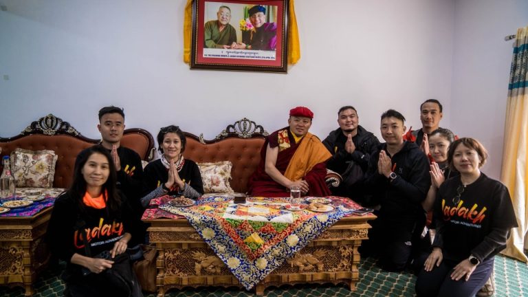 Đoàn khách hành hương Ladakh diện kiến trưởng lão tại Tu viện