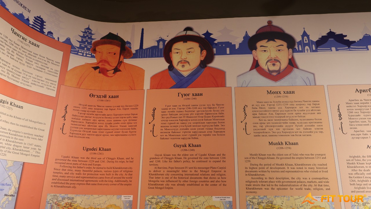 Chân dung minh họa các vị Đại Hãn Mông Cổ như Ogedei Khaan, Guyuk Khaan và Munkh Khaan, với phần mô tả chi tiết vai trò và thành tựu, được trưng bày sinh động tại Bảo tàng Karakorum