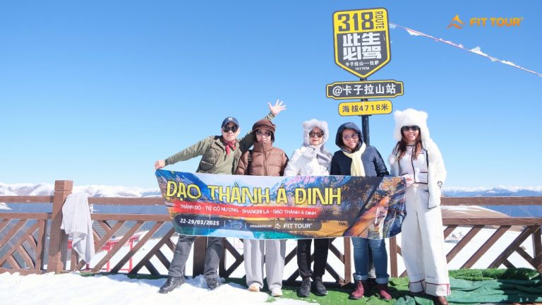 Đoàn khách FIT TOUR chụp ảnh tại đèo Kha Tử Lạp cao 4718m trên tuyến đường 318 đến Đạo Thành Á Đinh